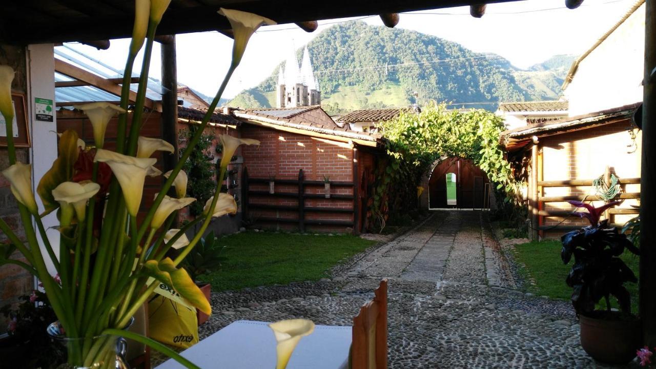 Hotel Kantarrana Urbana Jardin Esterno foto